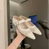 Sandálias Femininas de Verão 2025 Moda Tendência Simples Vazadas Tamanho Grande Slip-On com Aumento Interno de Altura e Design Trançado Fechado na Ponta