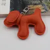 Colgante de bolso de peluche de cachorro en stock del fabricante, accesorio de llavero creativo y moderno de cuero PU para coche de cachorro, decoración para teléfono