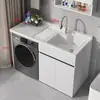 Gabinete de lavandería para balcón de aluminio tipo panal con lavadora integrada, incluyendo una tabla de lavar y un fregadero de piedra de cuarzo artificial con una barrera de agua