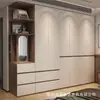 Armario moderno estilo vintage con bloques de color y puertas correderas para dormitorio en casa, con estantes abiertos y espejo de tocador.