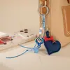 Encanto de teléfono de corazón de cuero con lazo único y elegante, encanto para bolso con corazón de píxeles chapado en colores dulce y genial