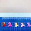 Nuevos accesorios de resina de dinosaurio pequeño de dibujos animados, funda para teléfono, llavero colgante, material para joyería DIY al por mayor