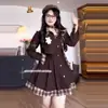 Traje de Estilo Preppy Americano Tallas Grandes para Mujer en Otoño, Para Señoras Ligeramente Gorditas, Aspecto Adelgazante, Alta Gama, Dulce y Fresco Conjunto de Dos Piezas con Falda de Tirantes
