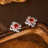 Pendientes de botón de plata S925 Vintage de Lujo Ligero Color Paloma Roja para Mujer con Sensación de Alta Gama e Incrustaciones de Diamantes, Nuevos Pendientes Rojos de Moda