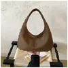 Bolsa de Braço com Rebite Cruzado 2026 Novo Estilo Estilo Garota Popular Versátil Retrô Bolsa de Ombro Único em PU Bolsa de Mão Bolsa da Moda Mulheres