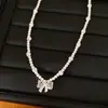 Colar de pérolas com laço de zircônia e contas de bola de diamante, corrente para clavícula de luxo discreto de alta qualidade, colar feminino elegante e estiloso