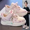 Zapatillas deportivas para niñas, colección primavera 2026, nuevos zapatos casuales blancos versátiles estilo coreano con dibujos animados de gatito Kitty para niños de mediana y mayor edad