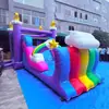 Castillo inflable con tobogán de color morado, trampolín inflable de dibujos animados de nubes y arcoíris, atrayendo clientes al centro comercial para entretenimiento infantil