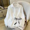 2026 estilo francés otoño nuevo diseño de hombros descubiertos conjunto de dos piezas elegante camisa top de manga larga holgada para mujer