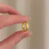 Libro rojo pequeño explosiones estampado de flor de ciruelo anillo para el pulgar 2025 nuevo anillo de pigmento de oro antiguo anillo para el dedo tallado una generación de cabello