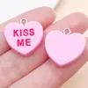Cores Misturadas 6 Cores 19x19mm Coração de Resina Letras em Inglês Beije-me Pingente Pulseira DIY Chaveiro Acessórios de Joias