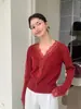Blusa de tricô com decote V, renda de cílios, única, chique, cardigã de tricô, estilo quente feminino, início da primavera 2025, peça de baixo, camada base, camisa