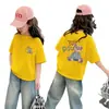 Camiseta Manga Curta Infantil Feminina com Estampa de Desenho Animado com Letras, Novo Estilo de Verão, Blusa Soltinha Estilosa 100% Algodão para Crianças e Meninas