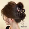 Grampo de cabelo de tubarão de luxo extra grande para mulheres, novo modelo de alta qualidade 2026, grampo de cabelo com pérolas estilo coreano versátil atacado