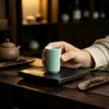 Xícara de chá celadon de Dehua, design simples de lados retos, adequada para uso individual em cerimônias de chá Gongfu, xícara única de cerâmica para uso doméstico e para receber convidados, com opção de logotipo