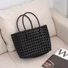 Estoque Pronto do Fabricante Atacado Bolsa Feminina Bolsa Tecida Bolsa Vazada Bolsa de Mão Impermeável Bolsa Cesto de Legumes Cor Contrastante