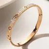 Pulseira de Aço Inoxidável para Mulheres, Estilo Europeu e Americano, Pulseira de Fivela Cravejada de Diamantes Transfronteiriça, Pulseira de Aço Titânio, Joias Minimalistas de Nicho que Não Desbotam