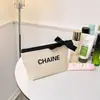 Moda Transfronteiriça Versátil Bolsa de Cosméticos Portátil para Saída Simples Bolsa de Mão Feminina Grande Capacidade Europeia e Americana Pequena Fragrância Necessaire