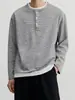 Moletom Masculino de Outono Listrado Falso Duas Peças com Gola Alta, Senso de Design, Solto, Para o Trabalho, Versátil, Camiseta Casual de Manga Longa