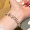 Pulseira aberta de três camadas simples e estilosa com contas de zircônia, moderna e versátil para o uso diário, joia de nicho com design único para mulheres