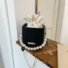 Tendência de Moda Transfronteiriça Cor Sólida Pérola Bolsa Quadrada Pequena 2025 Novo Design de Nicho Bolsa de Ombro com Corrente Versátil e Estilosa