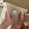 Nuevo Anillo de Flor de Rosa con Pedrería para Mujer, Elegante, Lujo Ligero, Sensación de Alta Gama, Banda Abierta Ajustable para Dedo, Sencillo, Versátil, Moderno