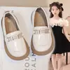 Sapatos de Couro para Meninas Estilo Outono/Inverno 2026 Moda Academia Versátil Sapatos de Princesa para Meninas Baixos Bico Redondo Slip-on Planos
