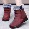 Zapatos de algodón gruesos, forrados de felpa, antideslizantes para mujer, nuevo estilo de invierno, botas de algodón impermeables, cálidas, adecuados para mujeres de mediana edad y mayores, botas de nieve de suela plana para mujer
