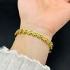 Pulseira de aço de titânio com flor Daisy, design de nicho de verão feminino, pulseira de aço inoxidável de luxo Sense Light, elegante e simples de alta qualidade