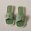 Zapatillas de moda para mujer, ropa de verano, zapatos de playa antideslizantes, nuevas sandalias casuales de suela plana con hebilla cuadrada, venta al por mayor