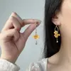 Pendientes Franceses Dulces Exquisitos con Borla Amarilla y Flor Incrustada de Diamantes Moda Diseño Elegante Sensación Elegante Lujo Ligero Accesorios para Orejas