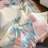 Elegante Bufanda Pequeña Cuadrada Estampada de Seda Sintética de Alta Gama para Mujer Primavera y Verano Bufanda Pequeña de Seda Simple y Versátil Chal Delgado Listo para la Venta