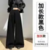 Foto real de traje de mujer de alta gama con caída, pantalones de pierna ancha, colección otoño 2026, de cintura alta, con cremallera, plisados, adelgazantes, de pierna recta, hasta el suelo