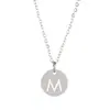 Venta caliente transfronteriza collar con letra de acero de titanio colgante redondo 26 mayúsculas en inglés collar de joyería pulida al por mayor