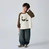 Camiseta de manga longa color block para meninos, comprimento médio, nova coleção de outono, estampa fofa, estilosa e versátil, fina e leve, perfeita como camada base