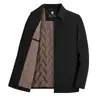 Nova jaqueta acolchoada de algodão outono/inverno 2026 para homens, apresentando um design leve e luxuoso com forro de lã, adequada para uso formal e casual, e projetada como uma peça externa estilo camisa com colarinho, ideal para homens de meia-idade e mais velhos
