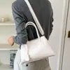 Bolso de mano de alta gama transfronterizo para mujer, nuevo bolso tote retro de moda para el día a día, bolso de hombro y cruzado de gran capacidad, moderno