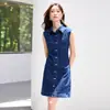 Foto real del nuevo vestido de mezclilla de verano ajustado con bolsillos de parche, cierre de botones al frente, laterales plisados, mezclilla elástica azul oscuro lavado, algodón