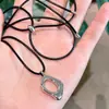 Colgante Metálico Geométrico Hueco Irregular Único Cadena para Suéter Cordón de Cuero Negro Collar Largo Cadena para Clavícula Ajustable Accesorio