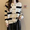 Cardigan curto de malha feminino estilo Xiaoxiang primavera e outono novo suéter solto com listras e gola redonda combinando com todas as cores da moda