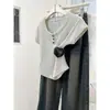 Foto Real de Camiseta de Algodón Puro con Cuello en U Bordada de Manga Corta para Mujer, Nuevo Diseño de Primavera con Estilo Único y Distintivo