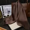 Lenço Quadrado Pequeno 70cm Cor Sólida Dopamina, Fashion e Versátil, Lenço de Seda Falsa, Fino e Simples, Toque de Luxo, Faixa de Cabelo, Lenço de Seda para Mulheres