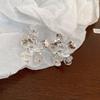 Pendientes de perlas con flores plisadas de aguja plateada de estilo francés, sencillos y elegantes, combinables con todo, ligeros y lujosos, de alta gama para mujer.