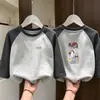 Camiseta Plush Patchwork Manga Longa para Crianças de Tamanho Médio a Grande Estampa de Desenho Roupas Infantis Estilo Coreano Base Escovada Top Casual