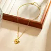 Elegante collar con colgante en forma de corazón incrustado de diamantes, un superventas transfronterizo, acero inoxidable chapado en oro, cadena decorativa para la clavícula delicada y fina para mujer