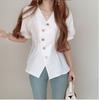 Camisa Chic de Estilo Maduro Ligero con Sentido de Diseño Nicho, Cuello en V, Manga Abullonada Irregular, Verano, Cintura Ajustada, Top Ajustado para Mujer