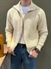 Cárdigan de color liso de alta gama con cuello alto y cremallera, chaqueta de punto cálida de moda de otoño e invierno para hombre, estilo 'old money'