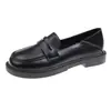 Sapatos femininos de salto baixo, nova coleção outono/inverno 2026, com detalhe de corrente, adequados para estudantes do ensino médio e mães, sola baixa, mocassins de calçar