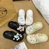 Moda Desenho Animado 2025 Novo Modelo Cachorrinho Pulando Versátil Tamancos Destacáveis DIY Charms de Sapato Desenho Animado Fofo