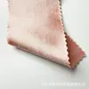 Tejido de satén elástico, grueso y brillante con una caída suave, que presenta un efecto reluciente de seda artificial, adecuado para disfraces de baile y ropa formal.